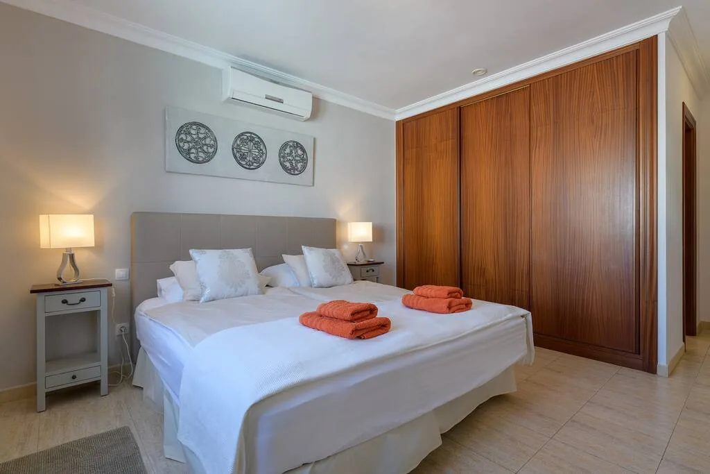 Schlafzimmer mit Doppelbett