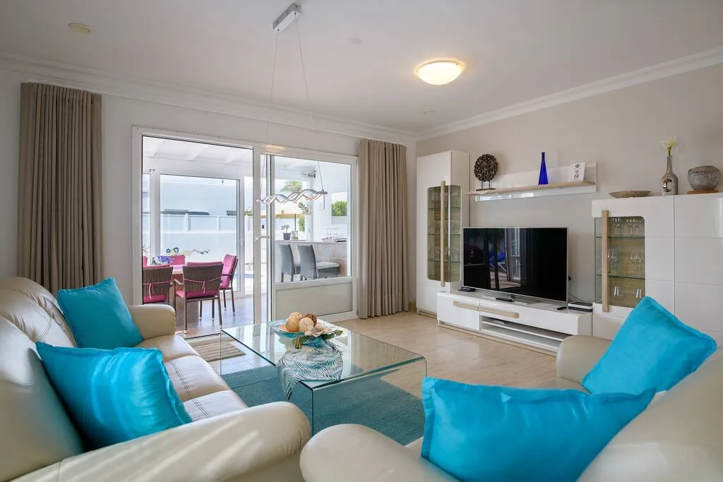 Helles Wohnzimmer mit Flat-TV