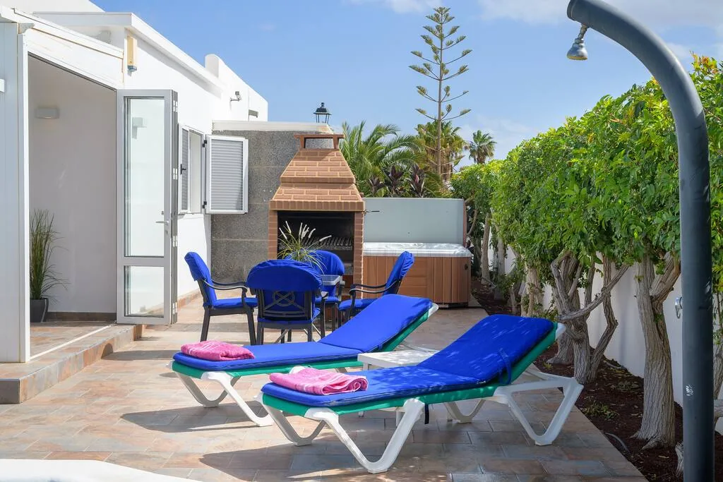Terrasse mit Sitzbereich am Pool